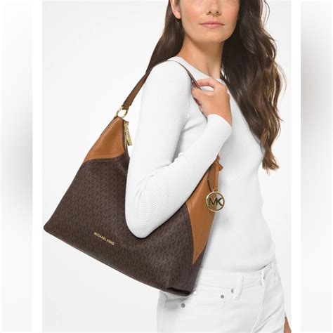 Signature Aria Large Shoulder Bag 